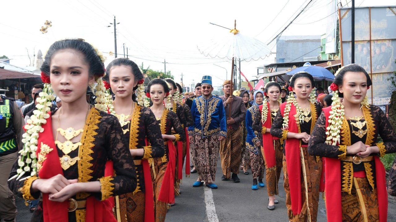 Ribuan Warga Saksikan Puncak Festival Wong Gunung