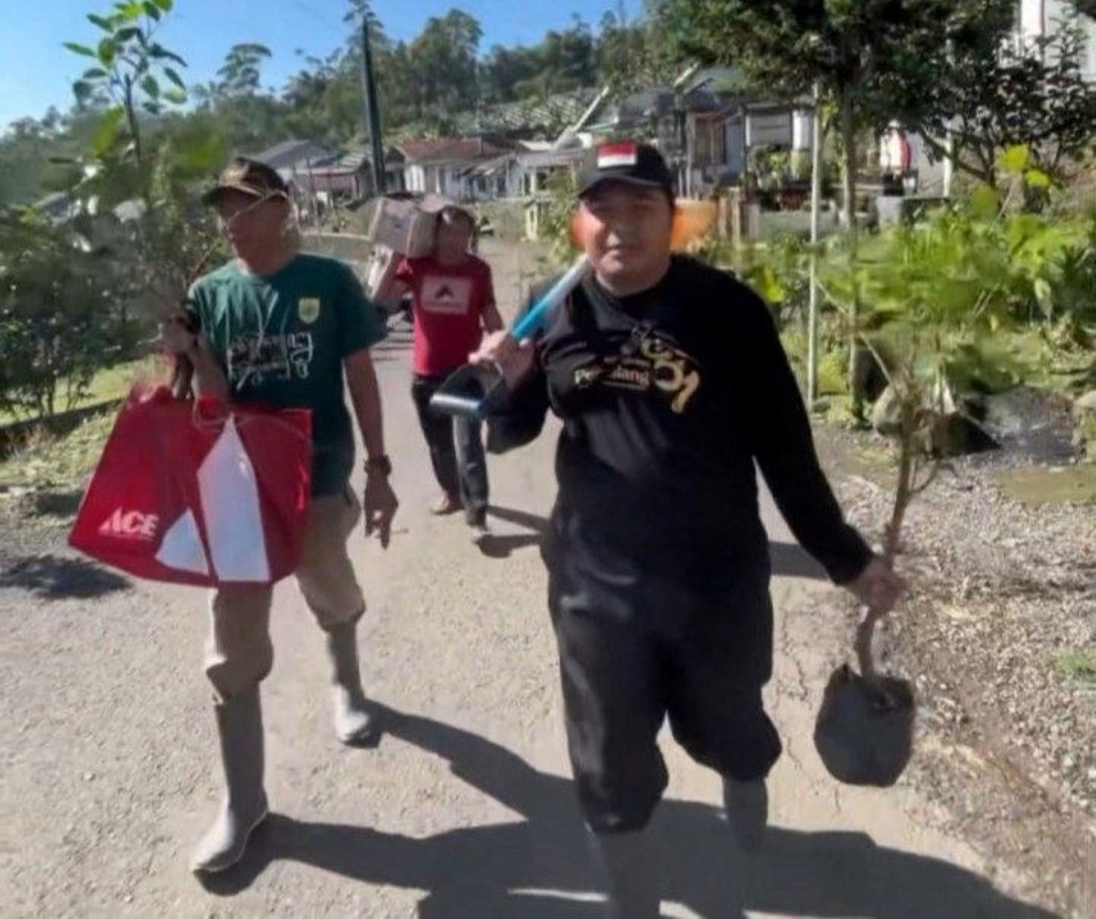 Ratusan Relawan Tanam Ratusan Bibit Pohon di Embung Pasaren